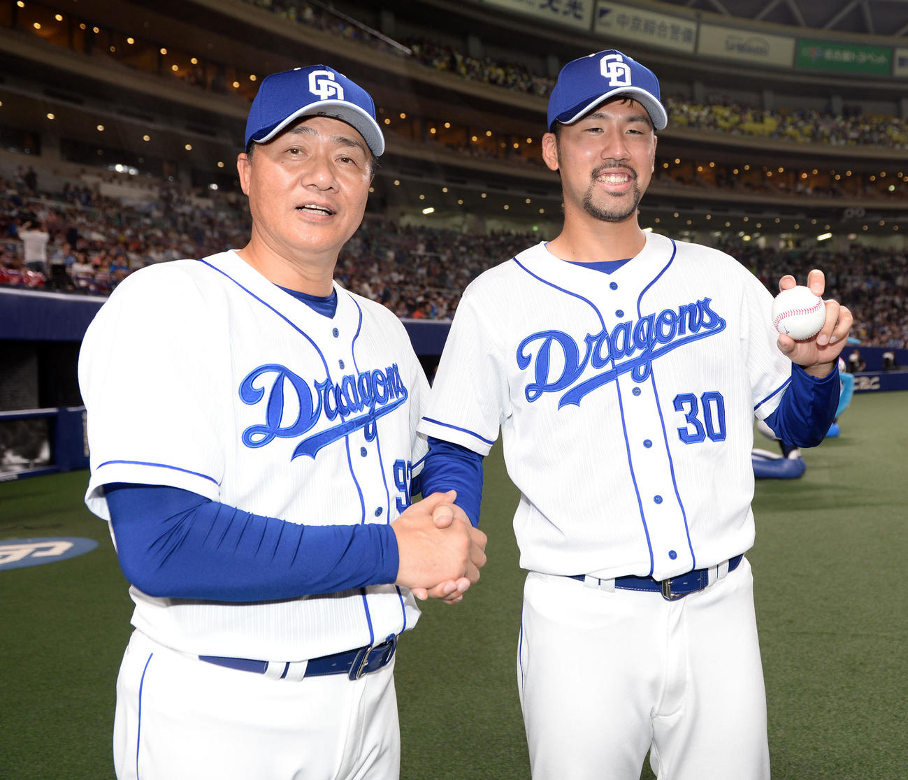 19年5月、ヤクルト戦でプロ初勝利の中日阿知羅（右）は与田監督の祝福に笑顔を見せる