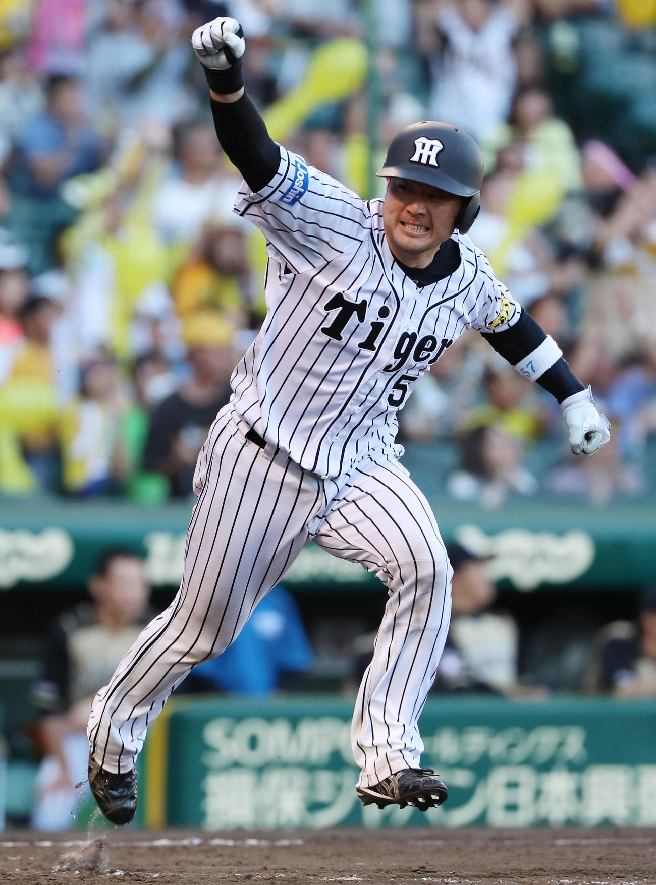 17年6月、日本ハム戦で左前サヨナラ適時打を放ち、ガッツポーズする阪神岡崎