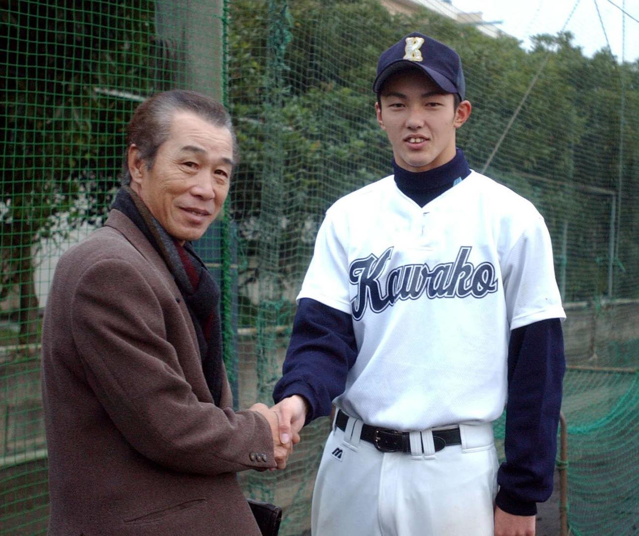 03年11月、ロッテ飯塚スカウト（左）のあいさつを受ける川崎工・内竜也