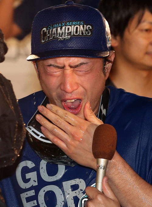 18年10月、CSファイナルを突破し祝勝会でインタビューを受ける西田
