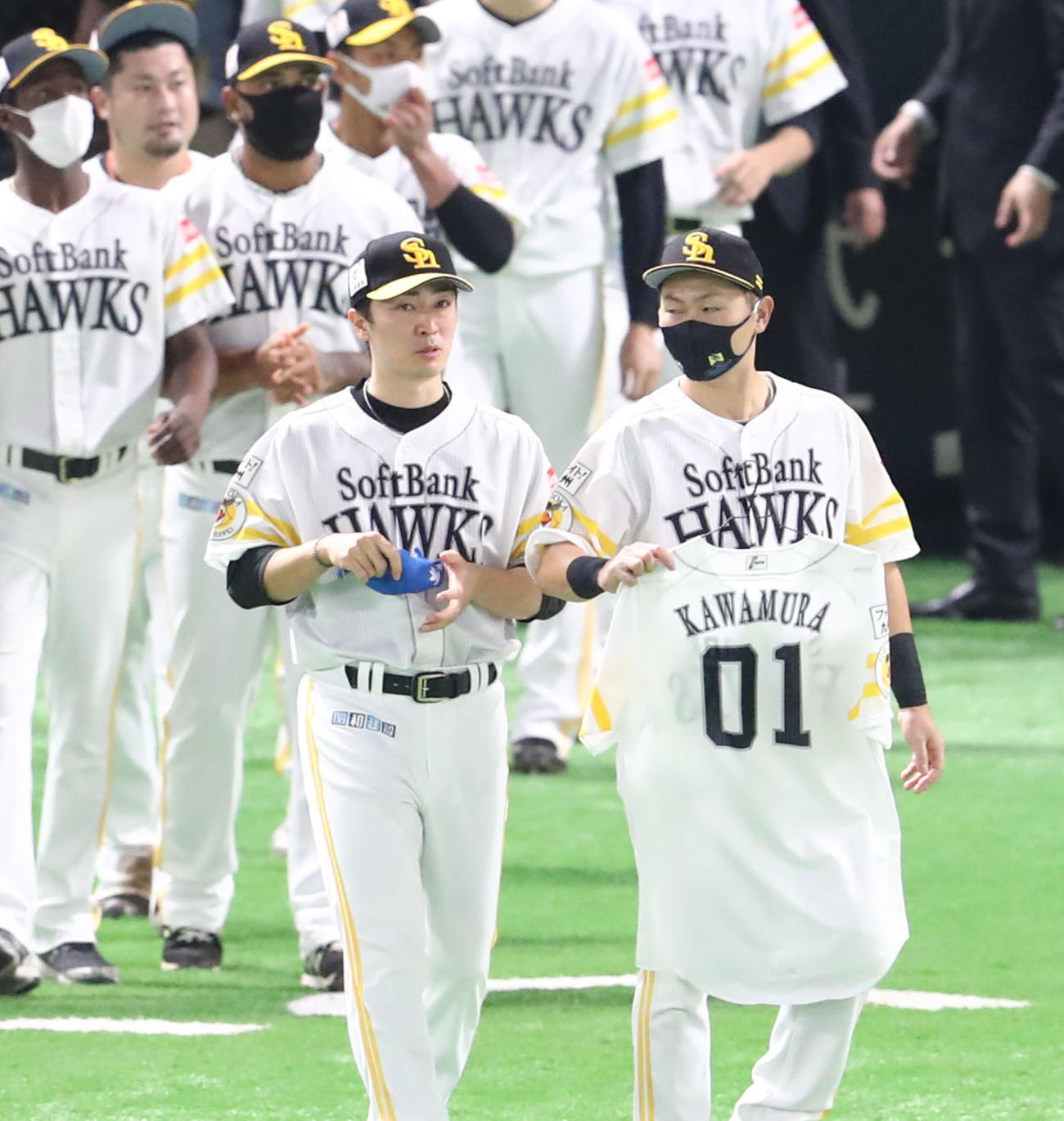 亡くなった川村隆史コーチのユニホームを手にグラウンドに出る中村晃（右）と和田（2020年10月27日）