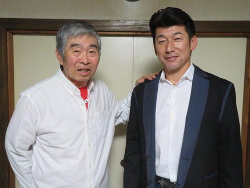 DeNA三浦大輔監督（右）の肩に優しく手を置く元大洋（現DeNA）の選手だった小谷正勝氏