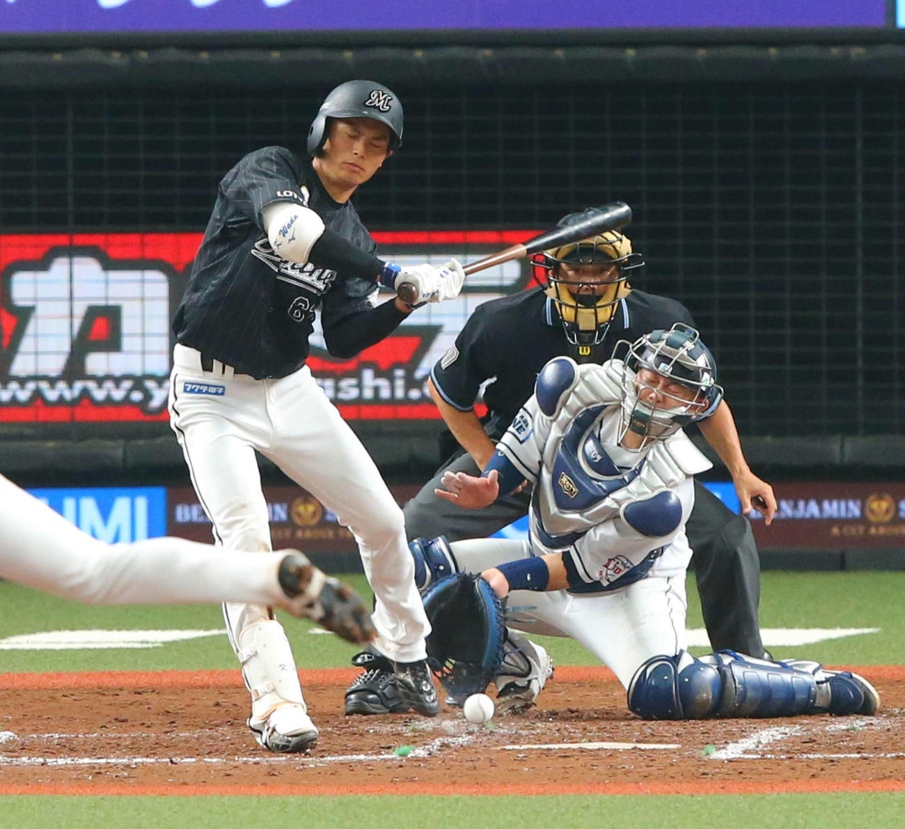 20年6月、練習試合の西武戦で左足に死球を受けるロッテ和田