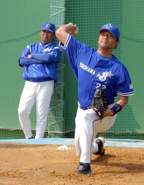 04年2月、横浜の春季キャンプで小谷正勝コーチの見守る中、投球練習する佐々木