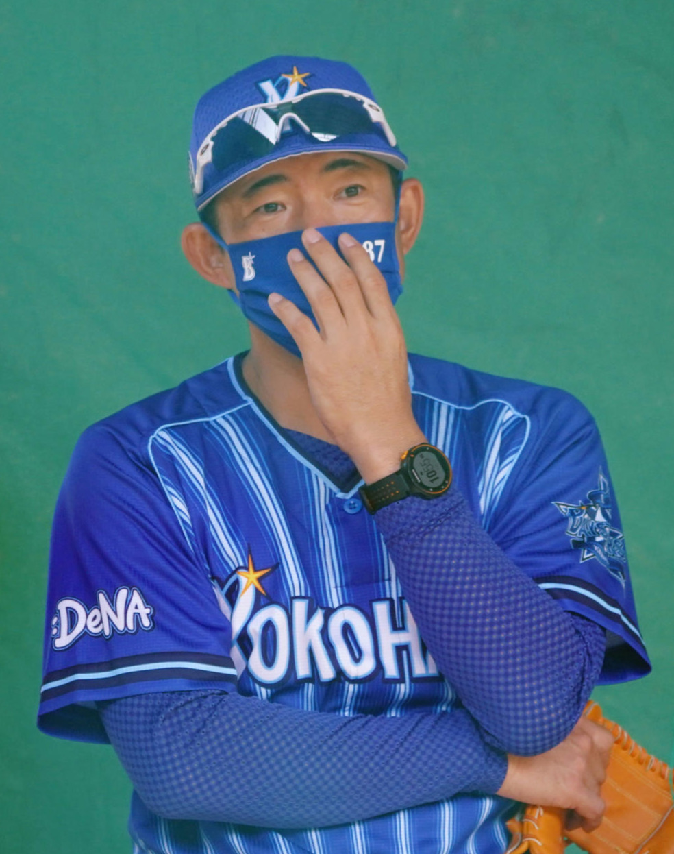 6日、ブルペンを視察するDeNA仁志2軍監督
