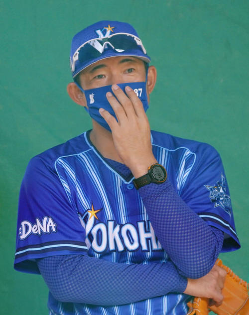 6日、ブルペンを視察するDeNA仁志2軍監督