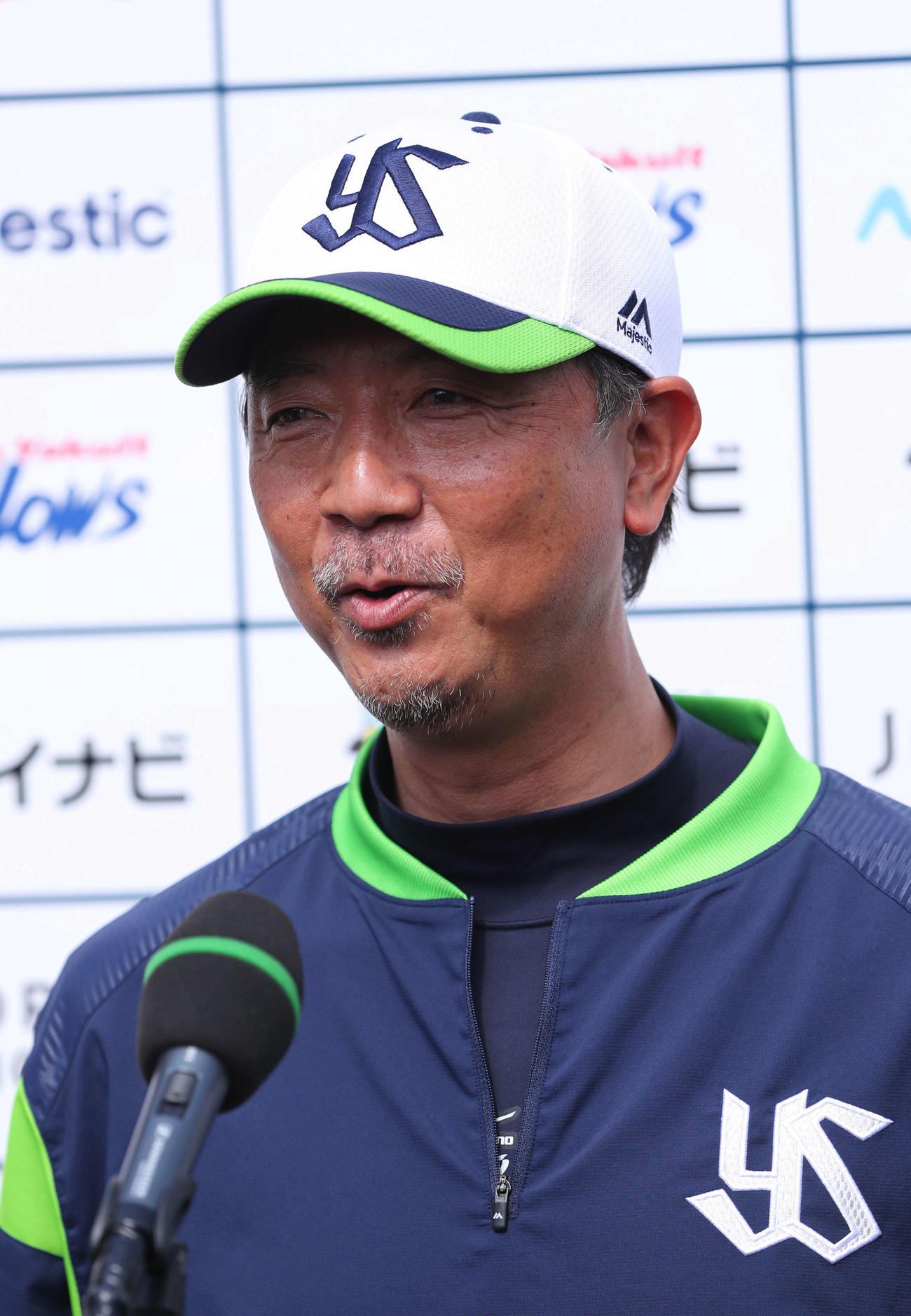 7日、取材に答えるヤクルト伊藤投手コーチ
