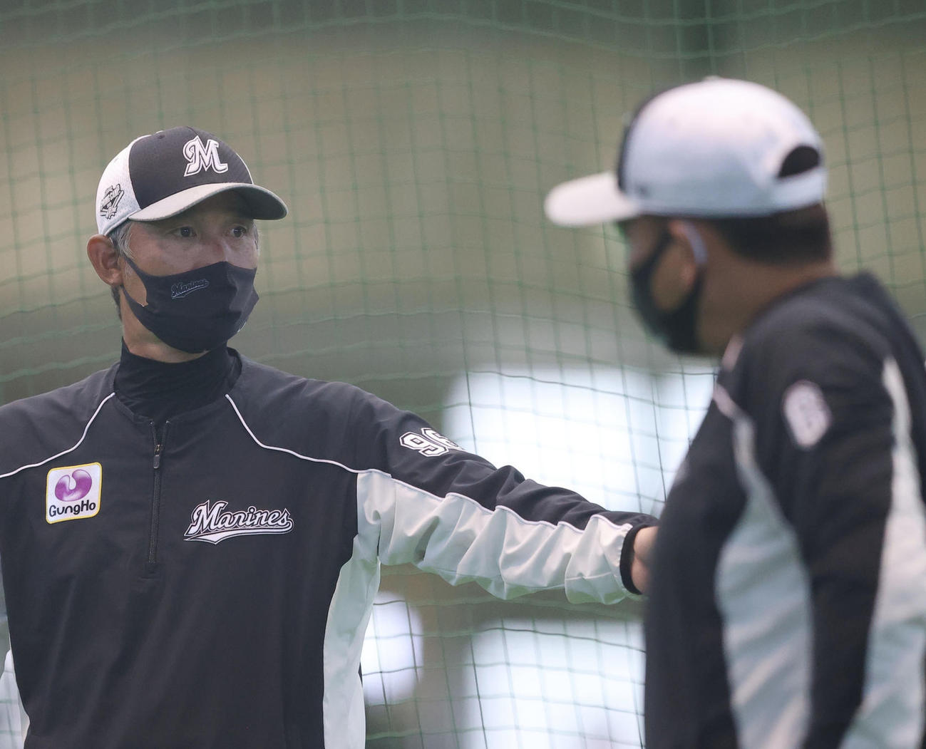 室内練習場でロッテ井口監督（右）と言葉を交わす河野打撃コーチ