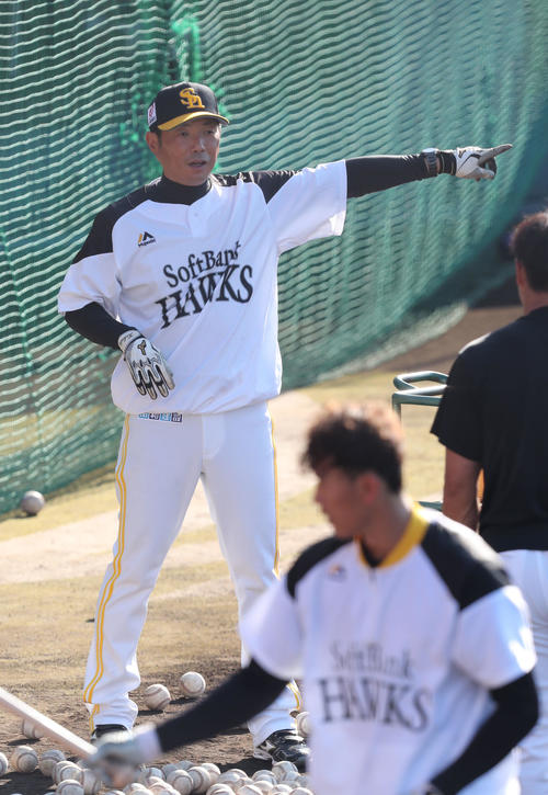 7日、指導する小久保ヘッドコーチ