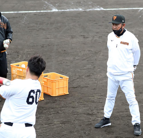 10日、2軍キャンプで菊田（左）の打撃を見つめる金杞泰2軍ヘッドコーチ