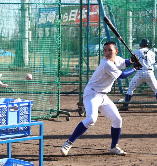 ロングティーに取り組む高崎健康福祉大高崎・小沢主将(撮影・保坂恭子)