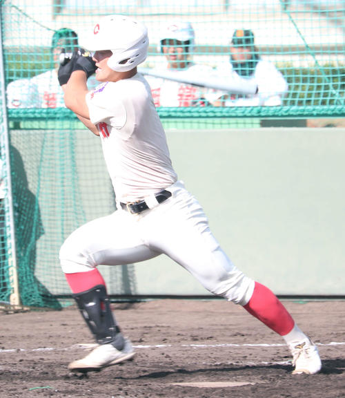 20年11月、練習試合の東山戦で右越えに適時三塁打を放つ智弁学園・前川