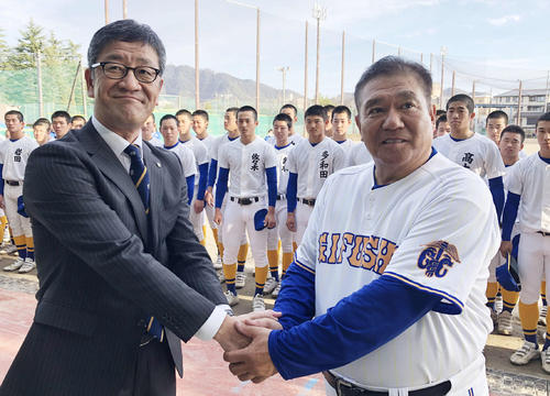 20年1月、選抜出場が決まり古田憲司校長（左）と握手する県岐阜商の鍛治舎監督