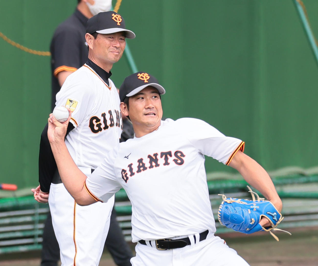 巨人菅野（手前）を見つめる桑田投手チーフコーチ補佐