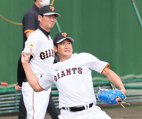 巨人菅野（手前）を見つめる桑田投手チーフコーチ補佐