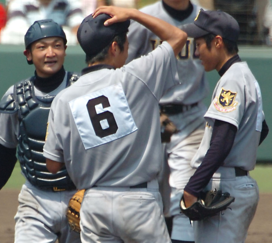 06年8月、全国高校野球選手権の日大山形戦でマウンドの仙台育英・佐藤由規（右）を笑顔で励ます斎藤泉さん（左）