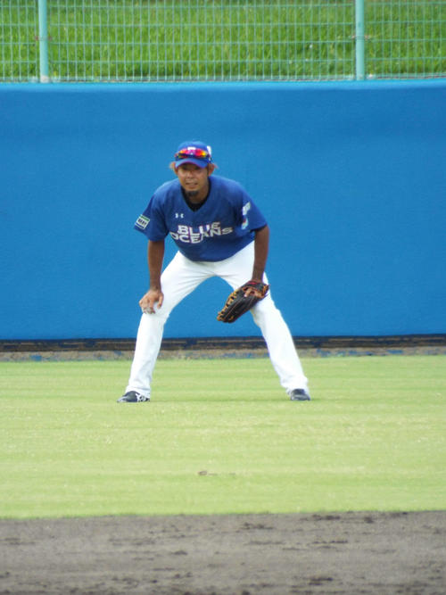 外野の守備に就く琉球ブルーオーシャンズの比屋根（球団提供）