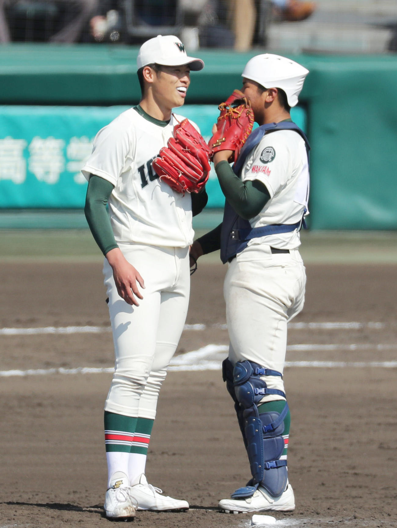 7回、マウンドで言葉を交わす市和歌山・小園（左）と松川（撮影・前田充）