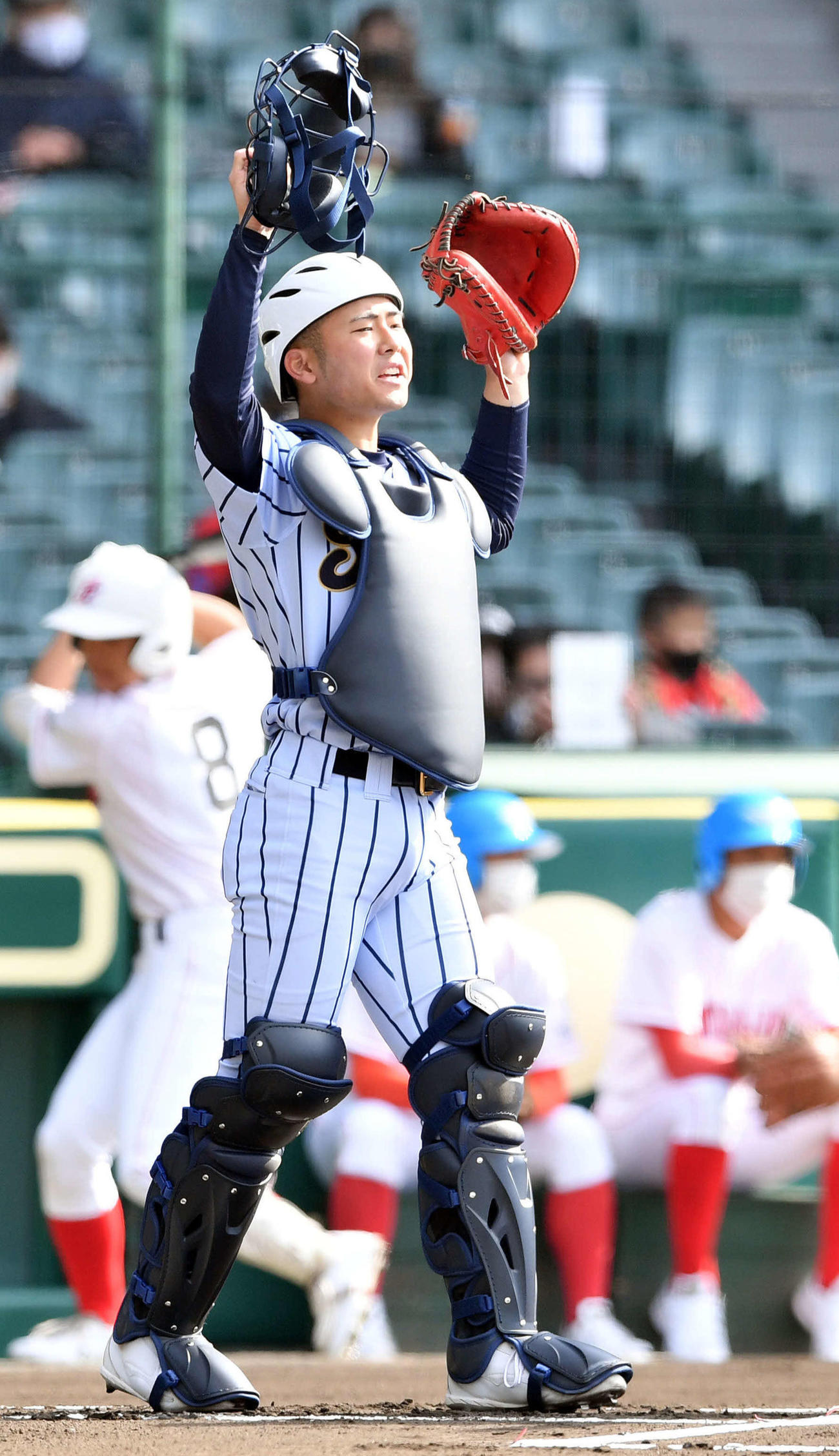 試合前に声をかける東海大菅生・福原（撮影・滝沢徹郎）　