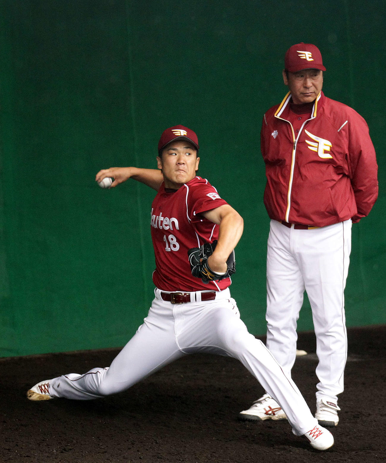 12年2月、久米島キャンプのブルペンで投球する田中。右は佐藤投手コーチ