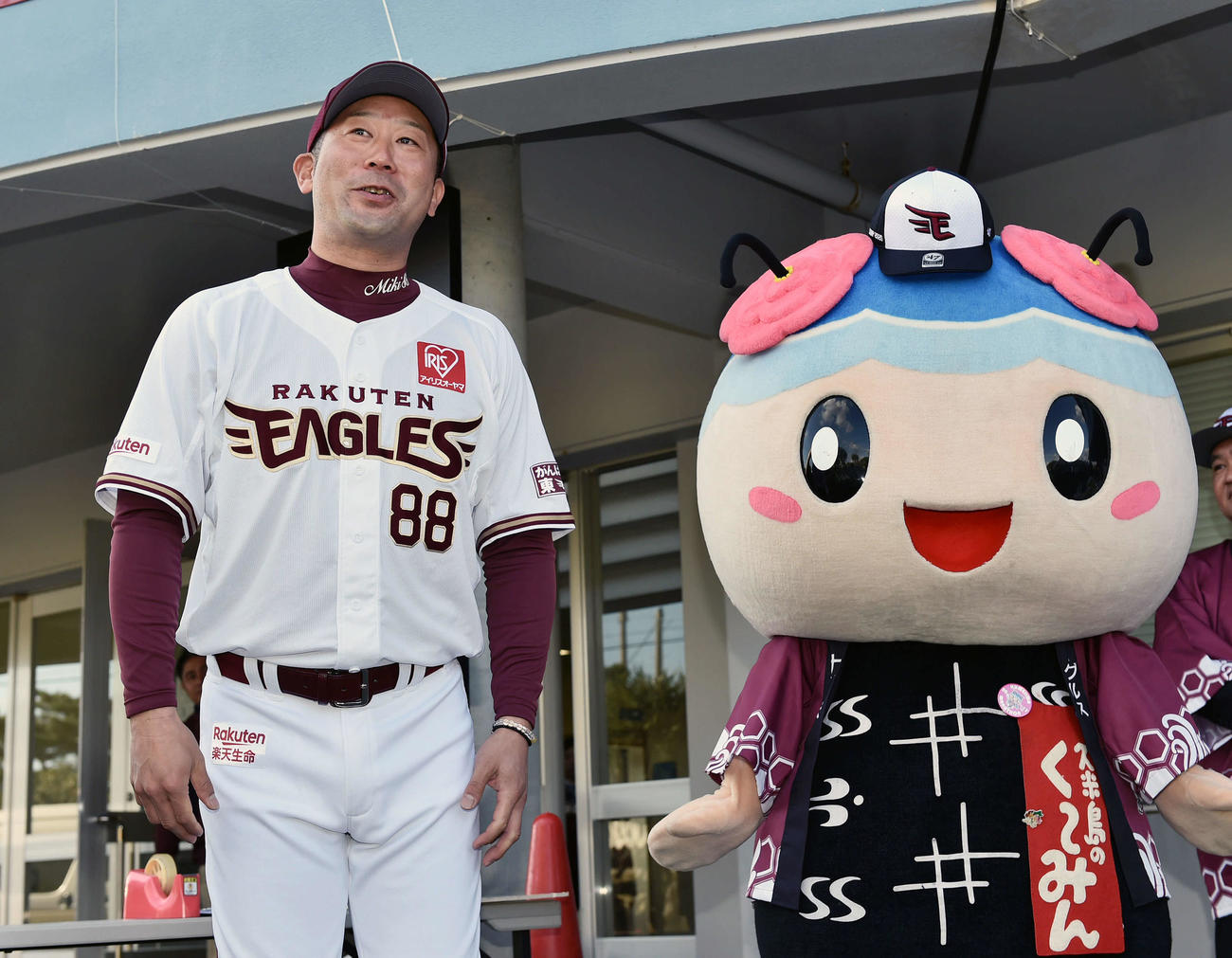 楽天久米島キャンプ　久米島の特産品を贈呈され笑顔の楽天三木肇監督（2020年2月2日撮影）