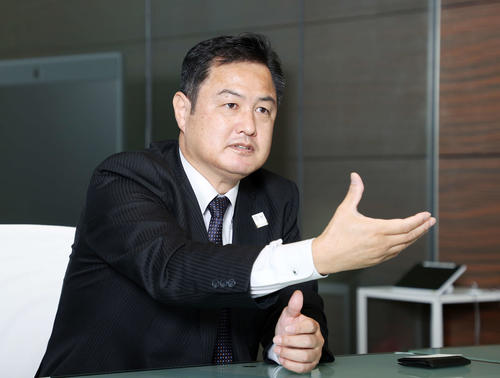 記者の質問に答える杉浦氏（撮影・鈴木正人）※撮影時のみマスクを外しています