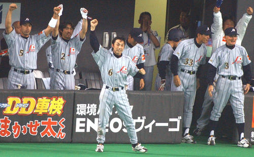 03年11月、アテネ五輪のアジア予選でチームを引っ張る宮本（中央）。右端は長嶋監督