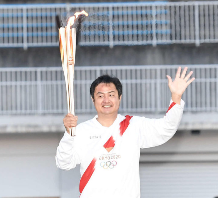 10日、聖火ランナーを務めた杉浦正則氏