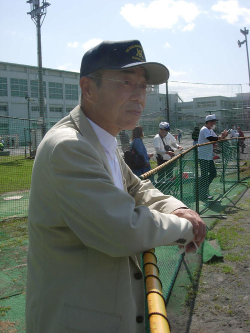 後輩たちの練習を見守る諏訪部孝志・三島南高野球部OB会長