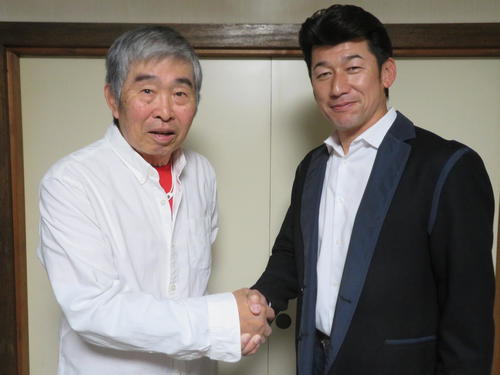 力強く握手する元大洋（現DeNA）の選手だった小谷正勝氏（左）とDeNA三浦大輔監督（2020年12月撮影）