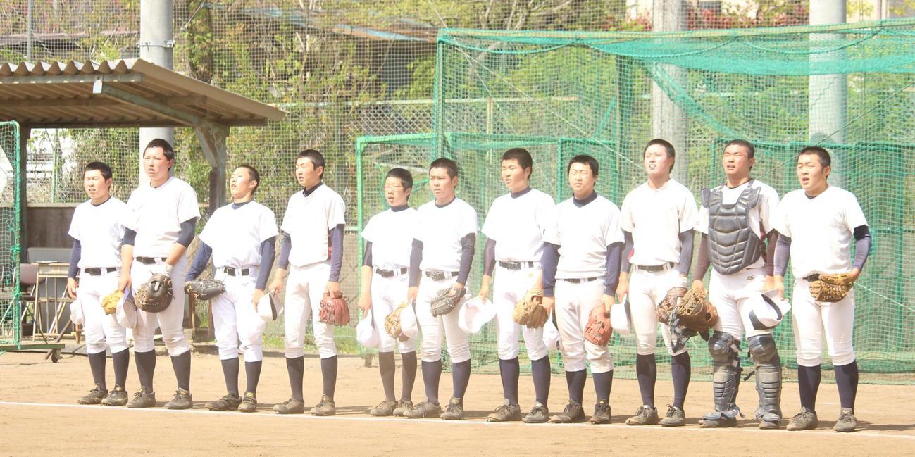 ノックを終え、整列してあいさつをする小鹿野の選手たち（撮影・保坂恭子）
