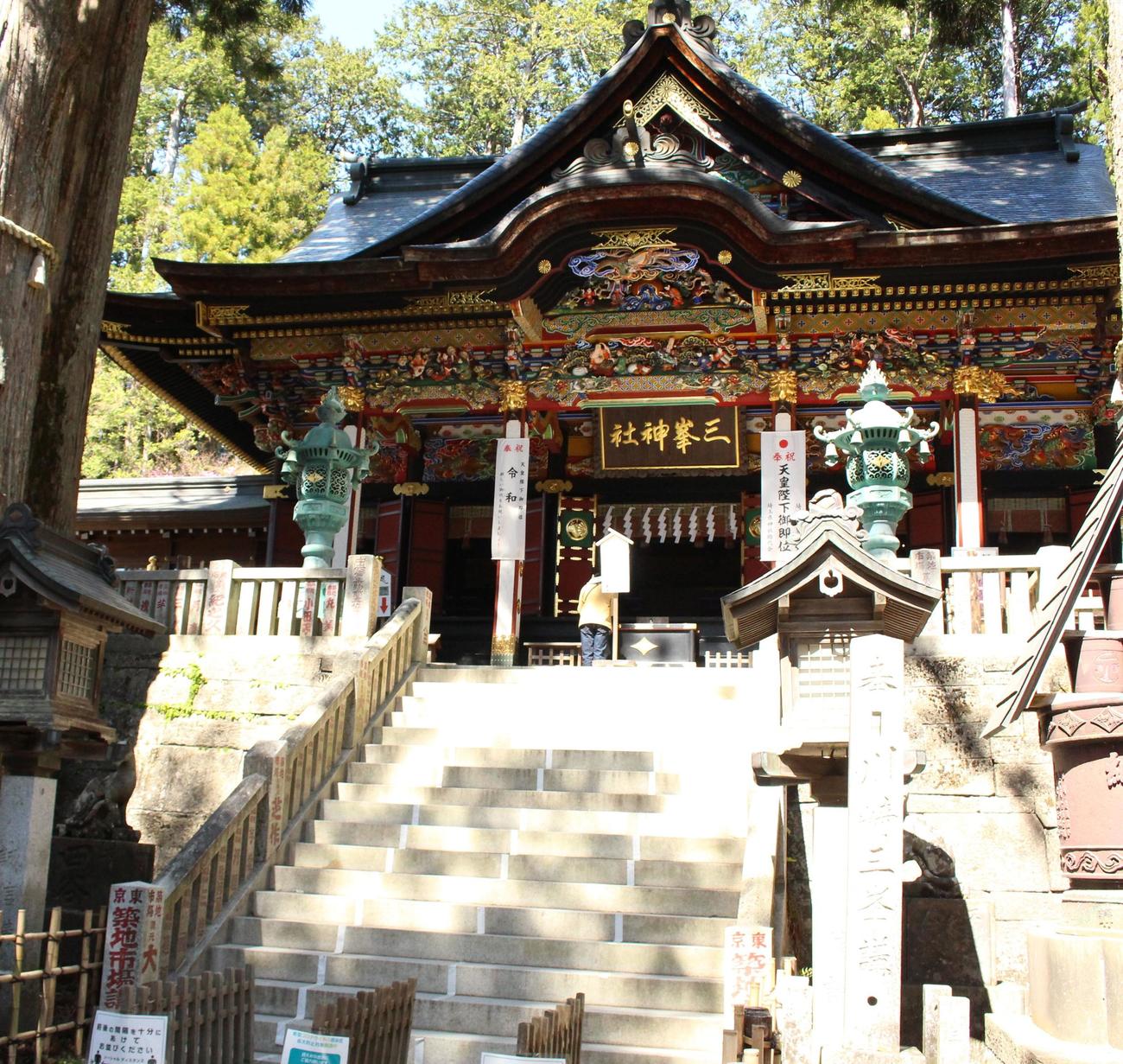 三峯神社の拝殿（撮影・保坂恭子）