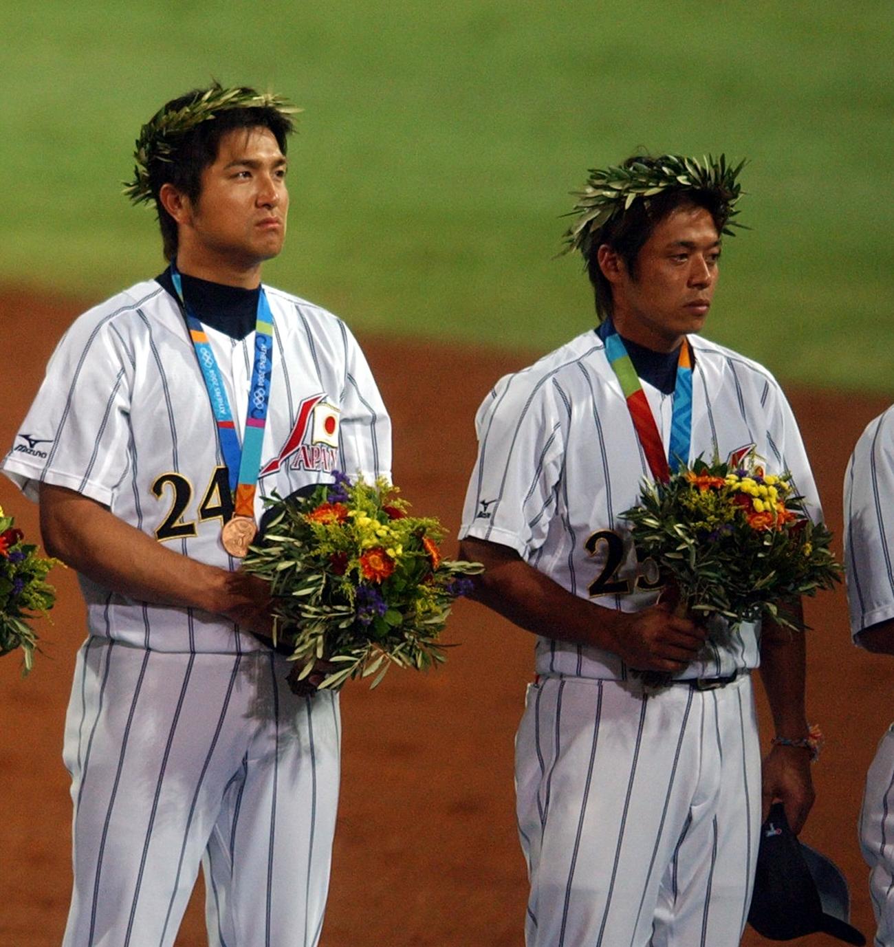 04年8月、アテネ五輪で銅メダルを胸に、険しい表情を見せる高橋由伸（左）と藤本敦士