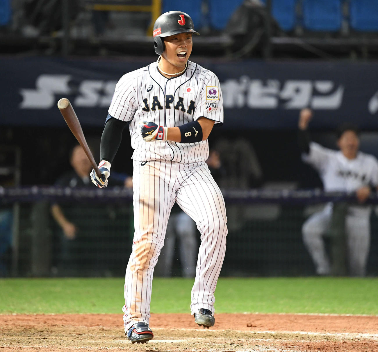 19年11月、プレミア12ベネズエラ戦で、押し出し四球を選びガッツポーズの近藤
