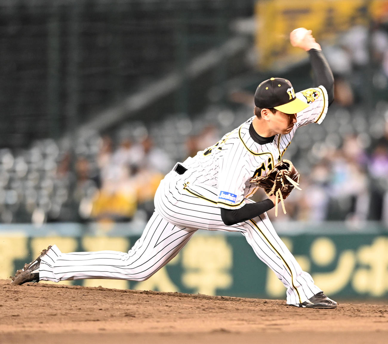 2日、オリックス戦で登板する阪神岩崎