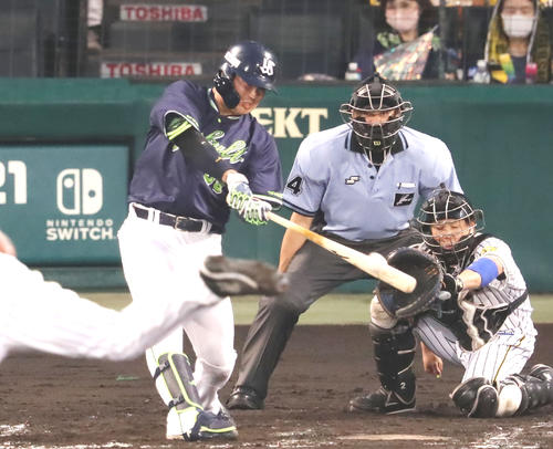 阪神対ヤクルト 4回表ヤクルト無死、村上は右越え本塁打を放つ(撮影・加藤哉)