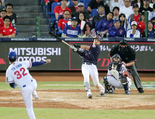 19年11月。プレミア12の台湾戦の9回に適時三塁打を放つ源田
