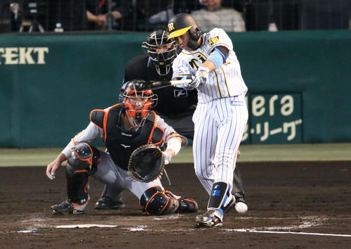 6月18日、巨人戦で適時二塁打を放つ阪神梅野