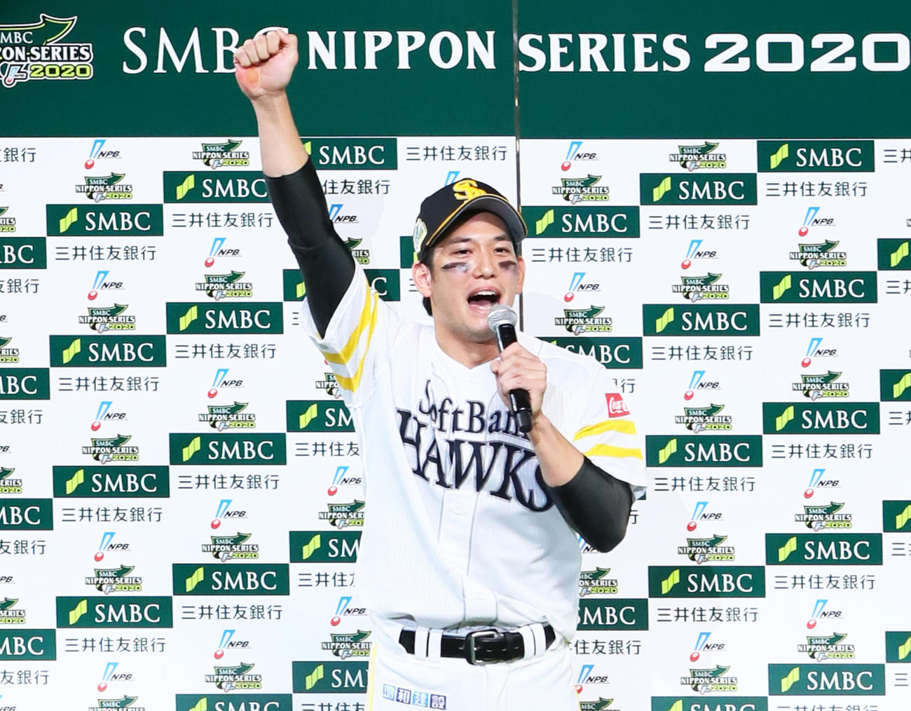 20年11月、巨人との日本シリーズでお立ち台で「元気100倍アンパンマン！」を披露するソフトバンク栗原