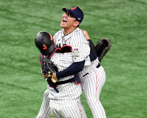 19年11月、プレミア12決勝戦で最後の打者を三振に仕留め捕手会沢（左）と抱き合って喜ぶ山崎康