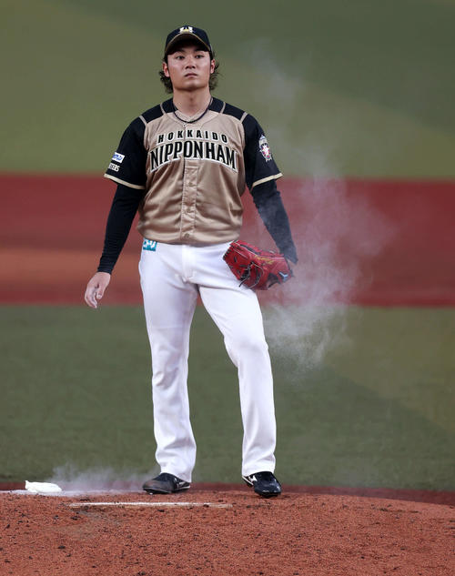 9日、ロッテ戦でロジンの煙を舞わせながらマウンドに立つ日本ハム伊藤