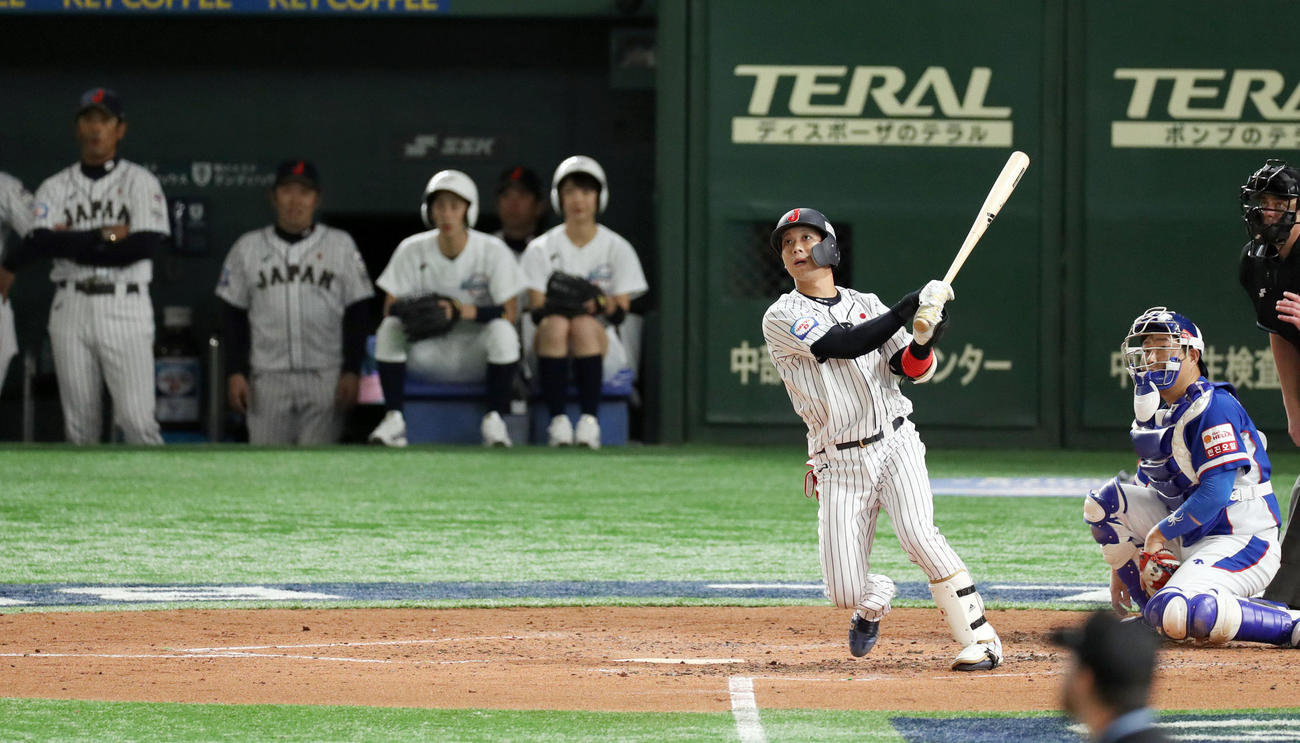 19年11月、プレミア12で韓国との決勝で左越えに逆転3点本塁打を放つ山田。左端は見つめる稲葉監督