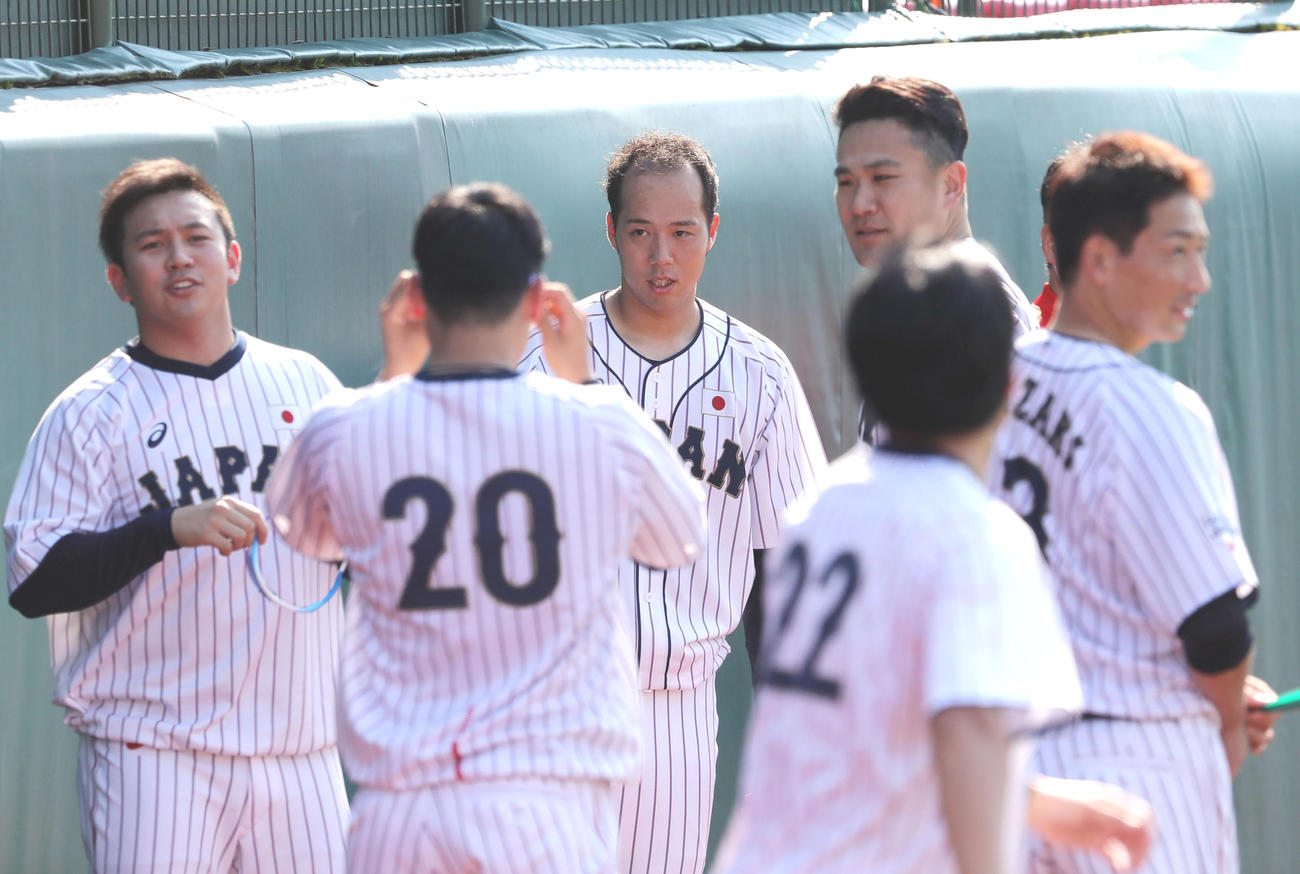 田中（右から2人目）ら投手陣とコミュニケーションをとる青柳（中央）（撮影・垰建太）