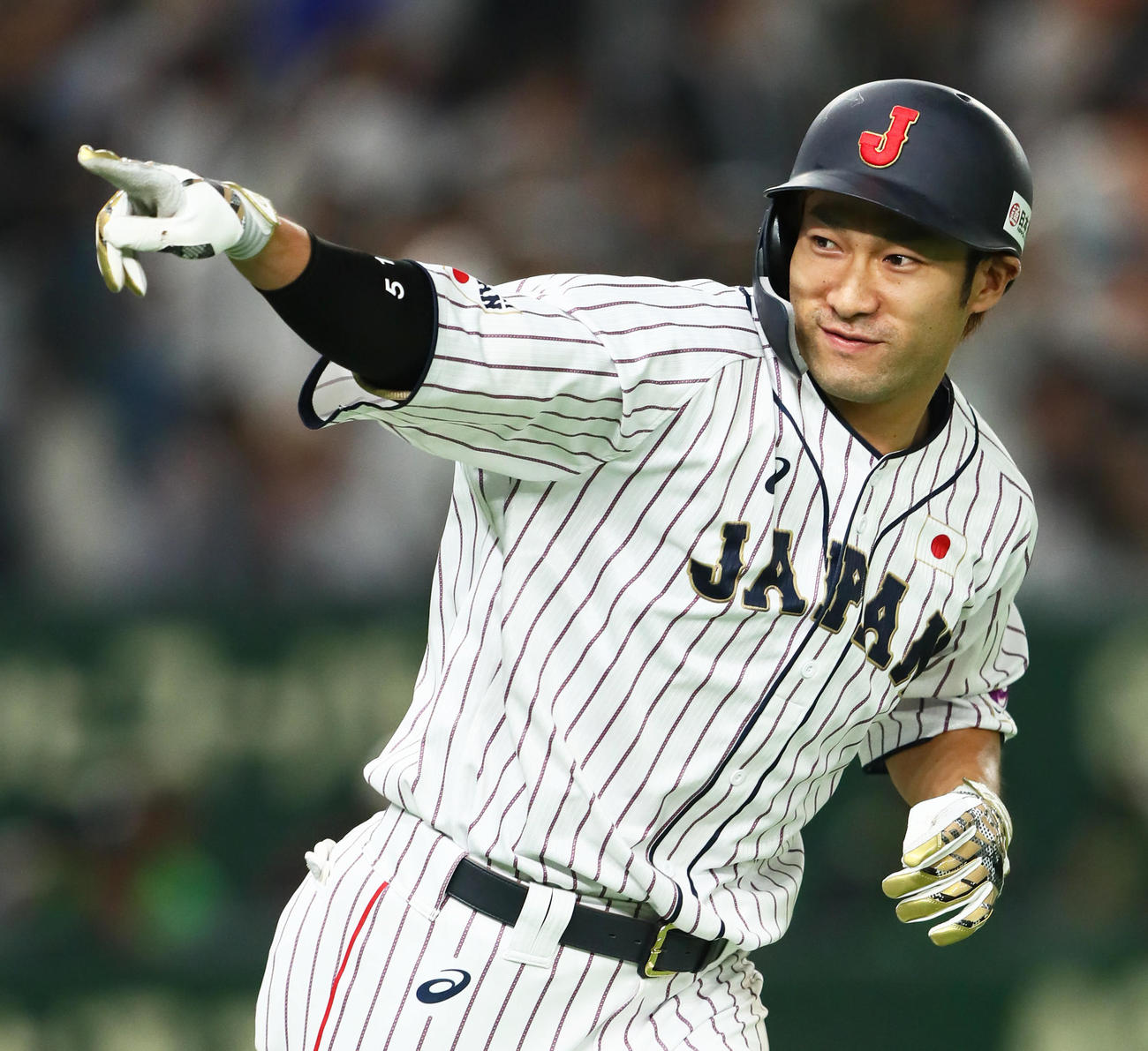 18年11月、日米野球でサヨナラ本塁打を放ち、ベンチを指さす柳田