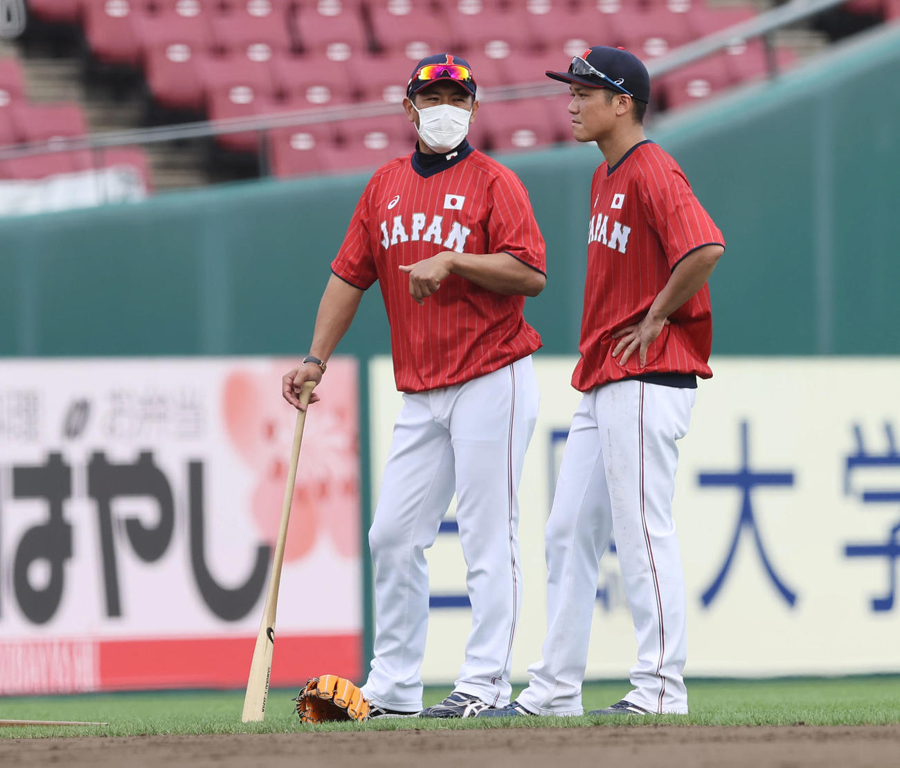 練習中、坂本（右）と言葉を交わす稲葉監督（撮影・垰建太）