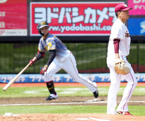 6月、阪神戦の3回表2死、中野(左)に左前打を浴びる楽天早川