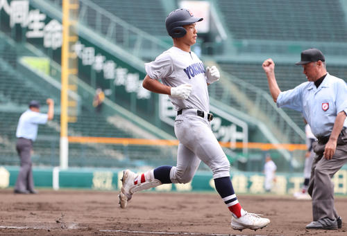 広島新庄対横浜　6回裏横浜無死一、二塁、二ゴロ併殺に倒れる立花（撮影・清水貴仁）