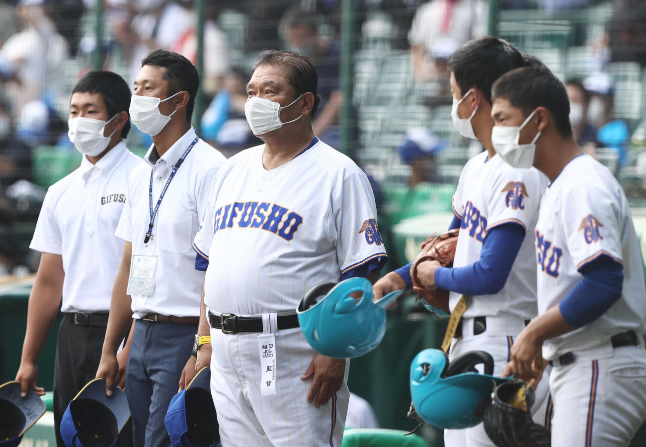 県岐阜商対明徳義塾　サヨナラで敗れた県岐阜商・鍛治舎監督（中央）は涙するナインをまっすぐ見つめる（撮影・垰建太）