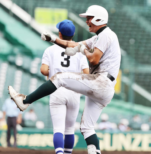 明豊対専大松戸　6回裏専大松戸2死、投前にセーフティーバント安打を決め笑顔をみせる吉岡（撮影・清水貴仁）