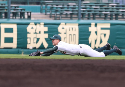 3月、選抜高校野球の中京大中京戦で、7回裏2死二塁、吉岡は打球に飛び込むもおよばず、決勝のランニング本塁打を許す